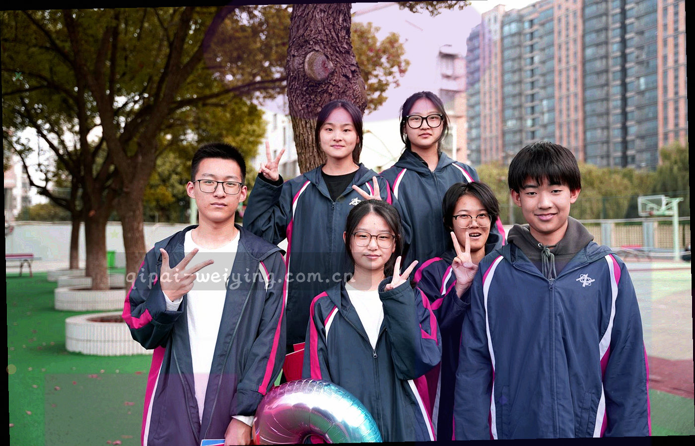 斜切构图的电玩机身局部特写，灯带呈暖金与青色渐变，画面无真人